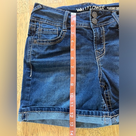 Women's Sz 5 JR Wallflower Denim Short Shorts Stretch Mid Rise Distressed Blue - Picture 8 of 8